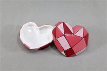 Load image into Gallery viewer, Faceted heart box
